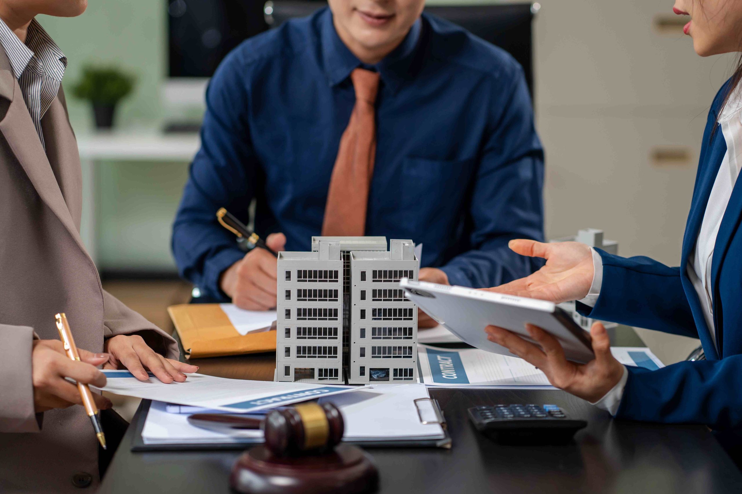 How Dubai Real Estate Lawyers Protect Buyers in Construction and Development Projects